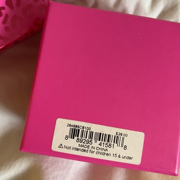 NIB Betsey Johnson Iridescent White & Gold Tone Daisy Post Earrings - Picture 3 of 4